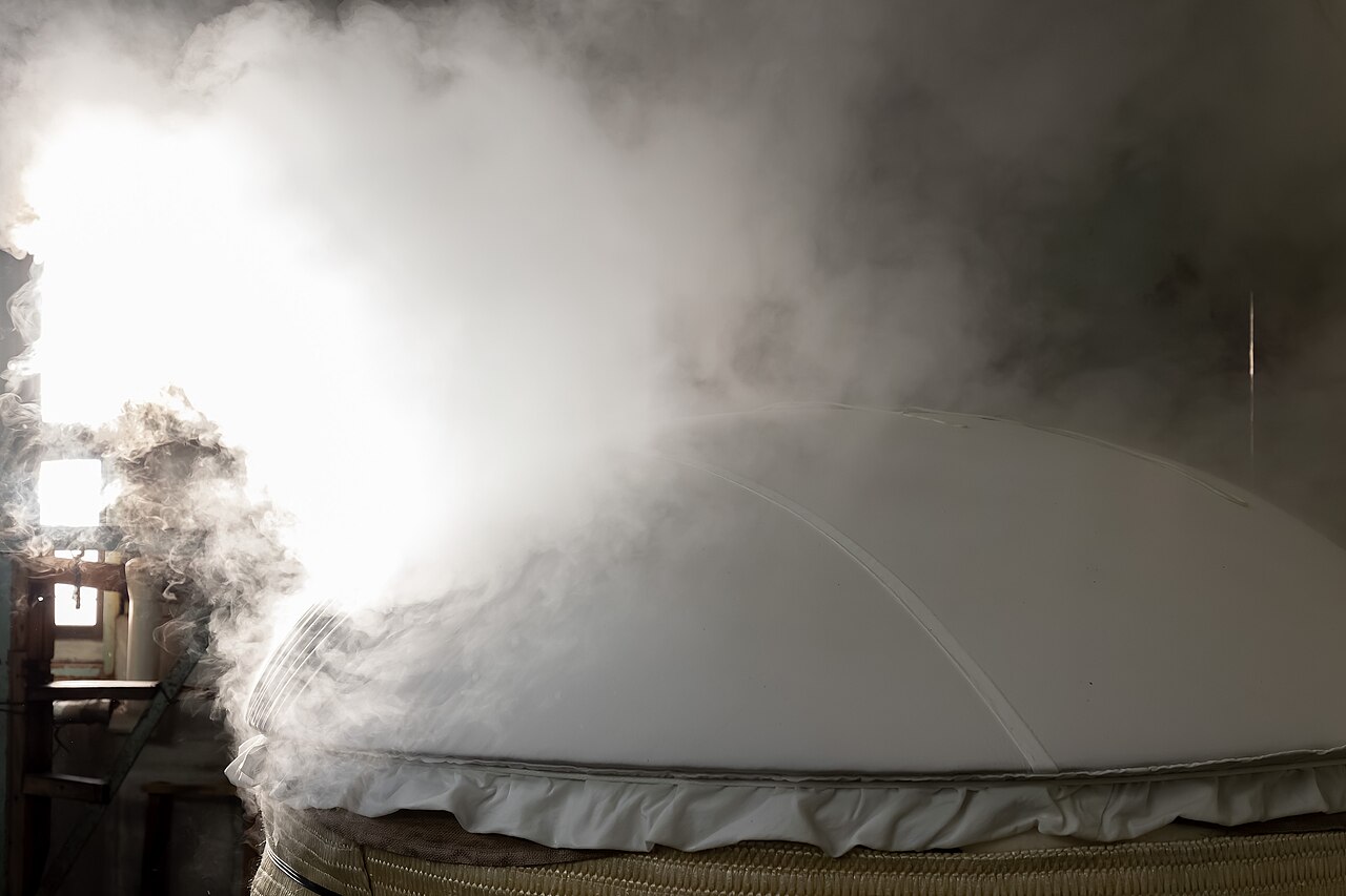 甑から湯気が立ちのぼる米蒸しの様子