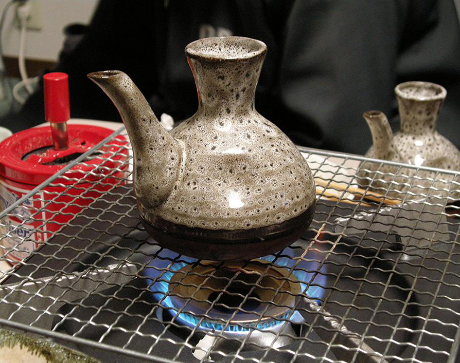 日本酒の温度帯 — 雪冷えから飛び切り燗まで、温度で味はどう変わるか