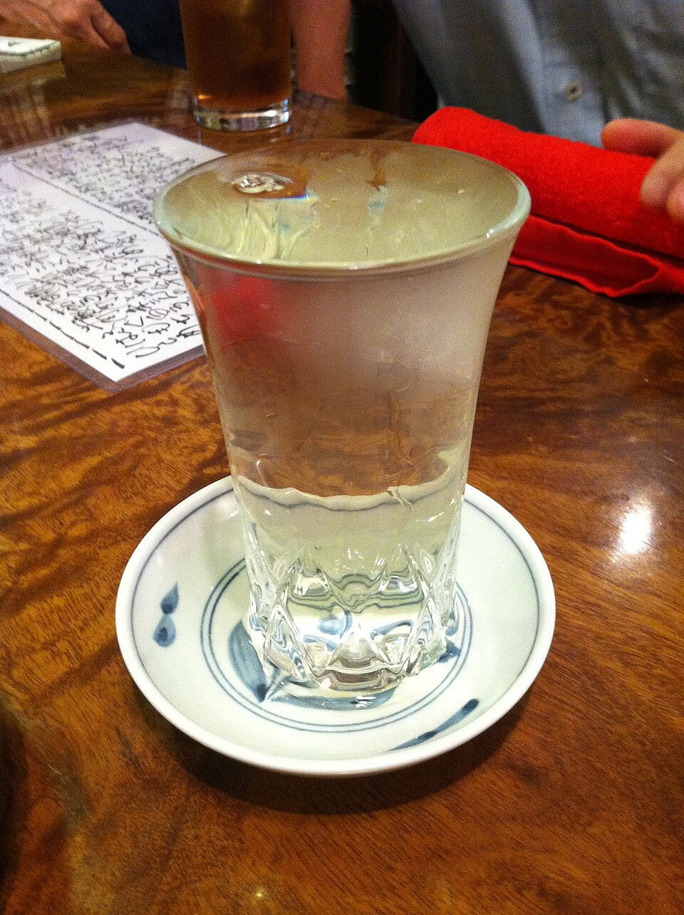 グラスに注がれた冷酒