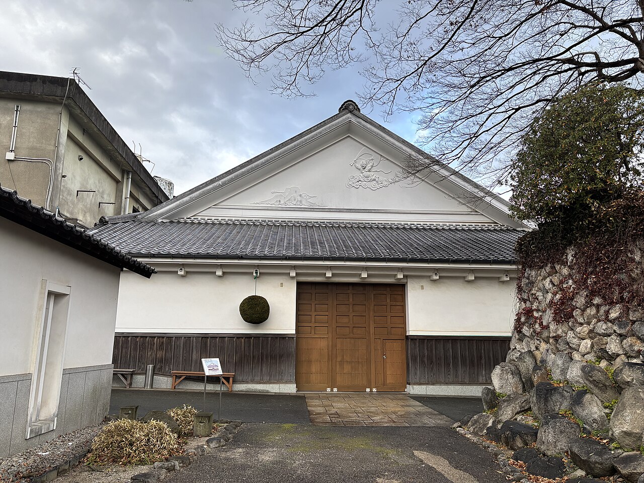 酒蔵を訪ねるとき、何を見ているか — 蔵見学の見どころとマナー